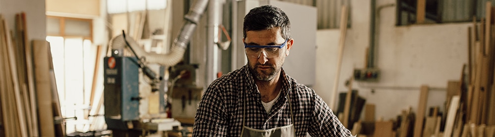 Mann schleift ein Holzbrett Mann schleift ein Holzbrett