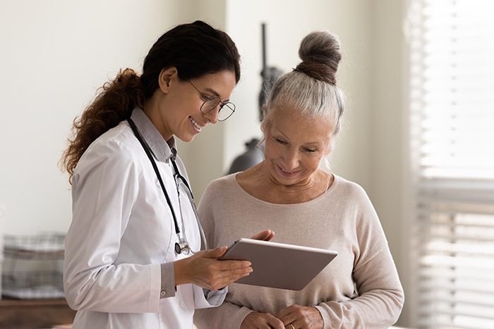 Médecin qui discutent avec un patient Médecin qui discutent avec un patient