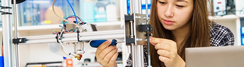 Ingenjörsvetenskap Ung kvinnlig student jobbar koncentrerat i ett vetenskapslabb