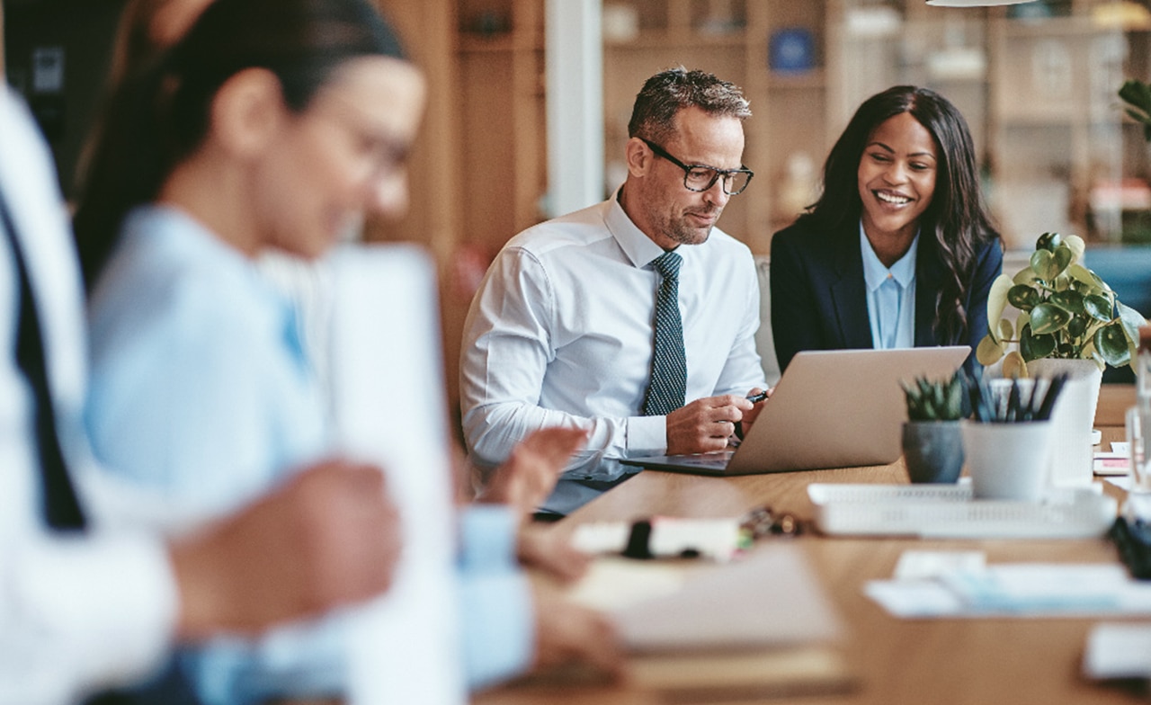 consultants sur une tablette