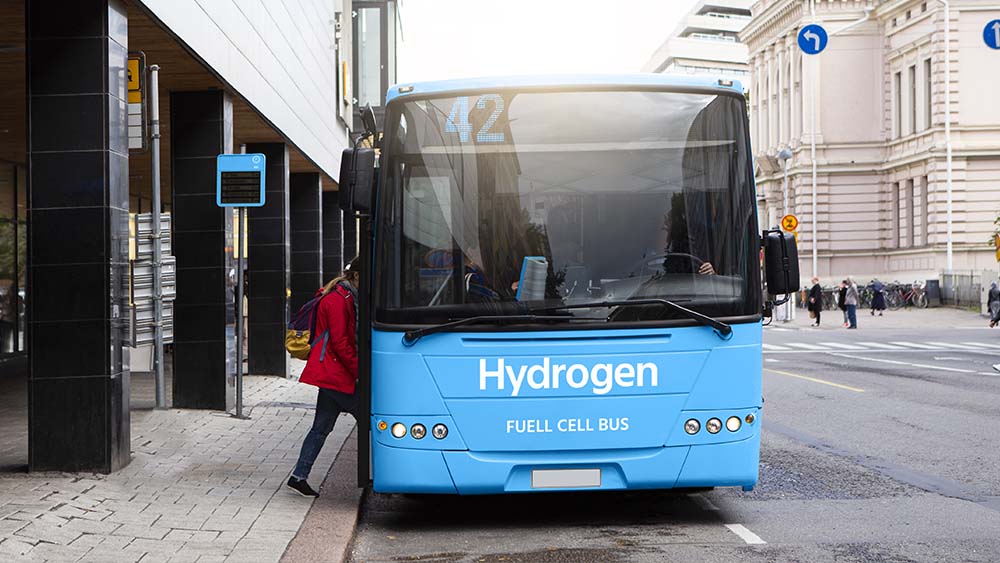 Blauer Bus, der mit Wasserstoff fährt