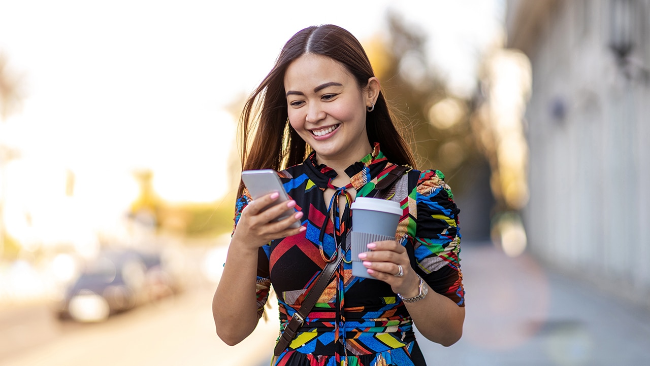 Une femme sur son téléphone