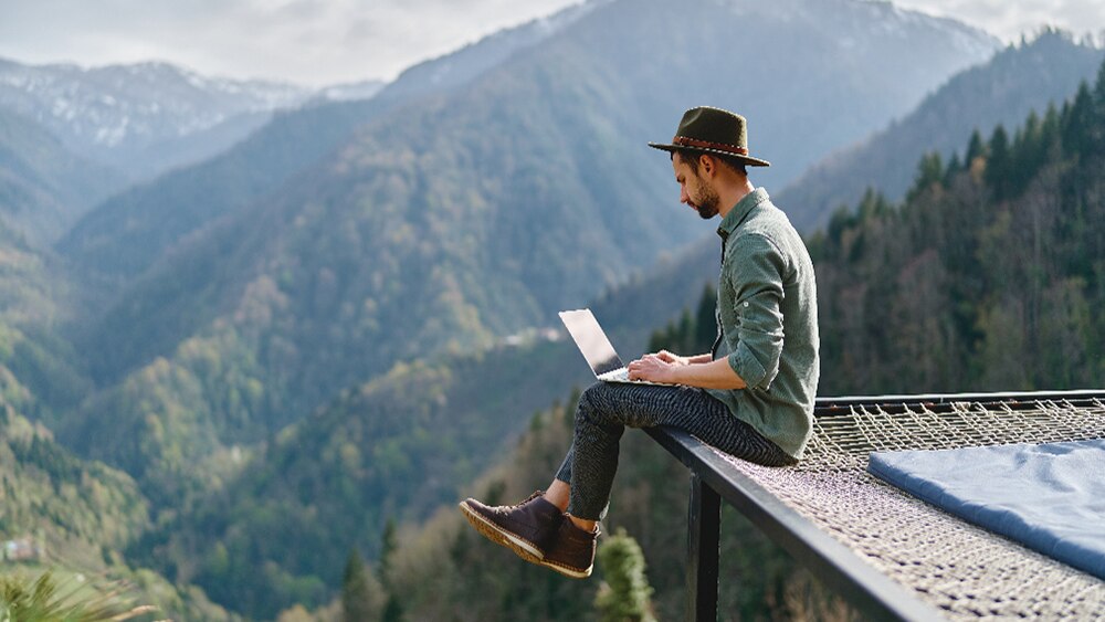 Une personne en train d'utiliser son ordinateur