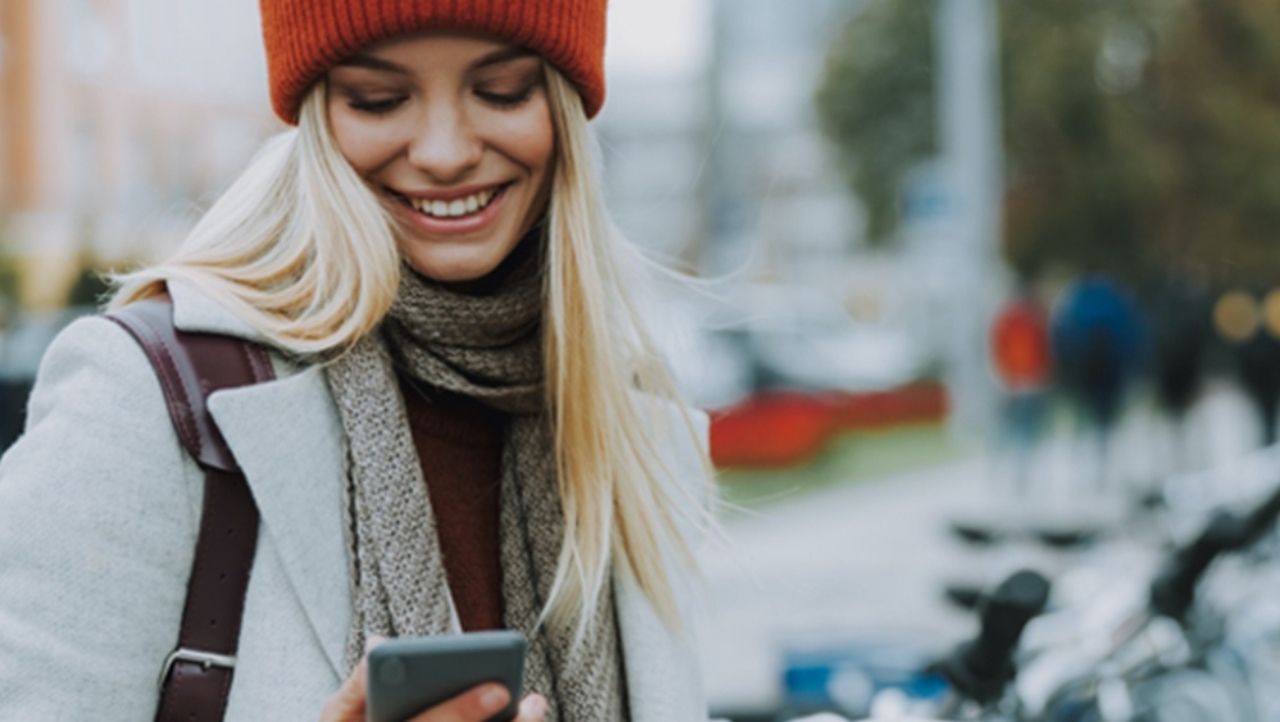 Visuel_mobilité_medium Une jeune fille qui utilise son téléphone dans la rue