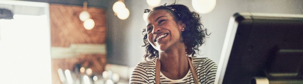 Une personne dans un magasin Une personne dans un magasin