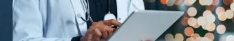 Medecin sur sa tablette