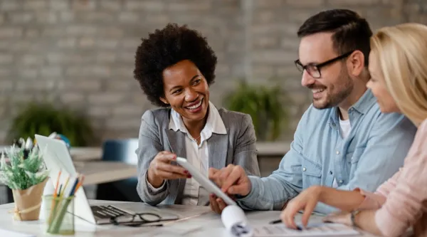 Discussion entre un agent d'assurance et des couples