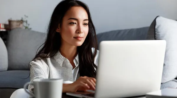 Une jeune femme en train de travailler sur son ordinateur