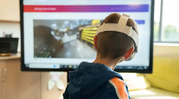 Enfant jouant un jeu vidéo