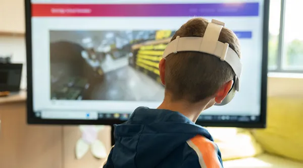 Une personne portant un casque virtuel