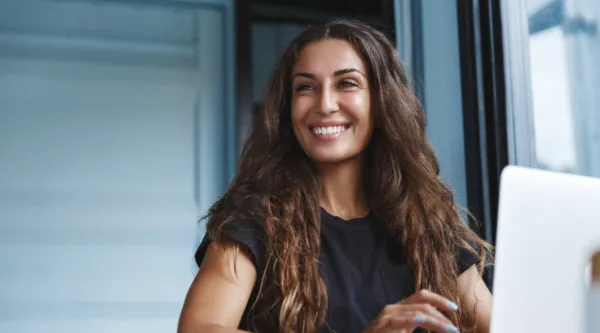 Une femme en train de sourire