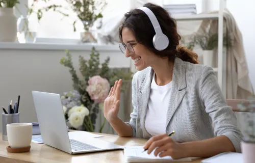 Une femme en réunion virtuelle