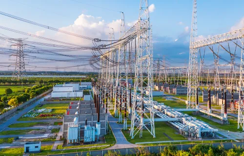 Sous-station électrique avec pylônes, transformateurs et lignes électriques