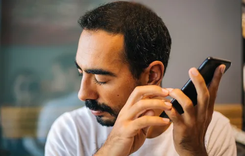 Un homme en train d'écouter son téléphone