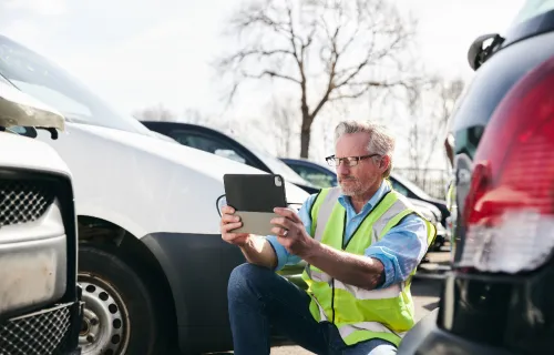 Expert en sinistres sur le lieu de l'accident