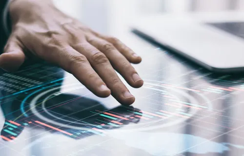 Mano de una persona tocando un dispositivo digital