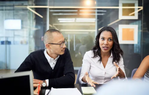 Consultants qui discutent de solutions et services des gestion financière