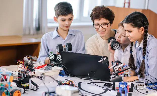 Adulte et enfants regardant un ordinateur