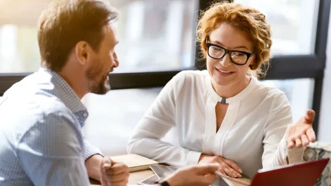 Discussion at the office Diskussion mellan två personer i kontorsmiljö.
