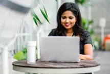 Une femme en train de travailler