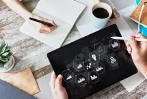 Une personne en train d'utiliser une tablette tactile