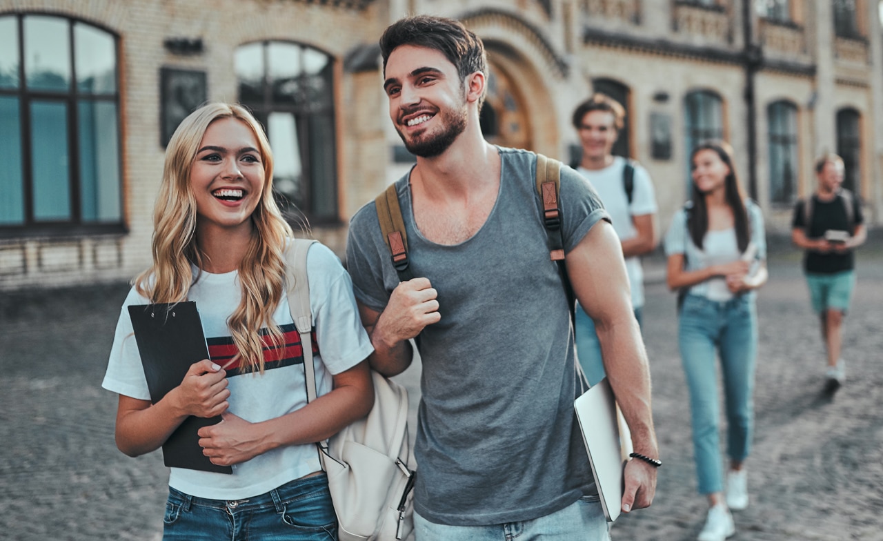 unga medarbetare går på gata unga medarbetare går på gata